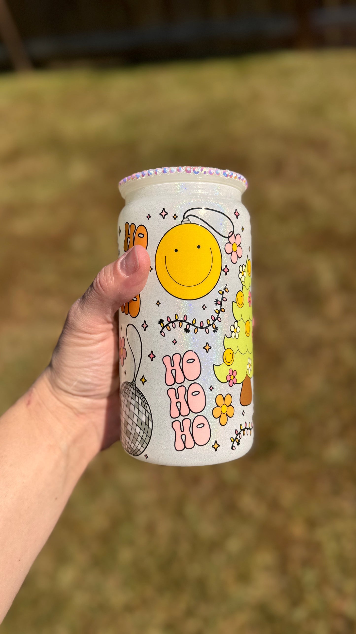 Retro Christmas Themed White Shimmer Can Cup with Jeweled Lid , 16 oz